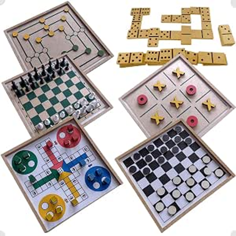 Fotografia de um conjunto de jogos de tabuleiro clássicos de madeira dispostos sobre um fundo branco, incluindo xadrez, damas, jogo da velha, ludo, dominó e trilha.